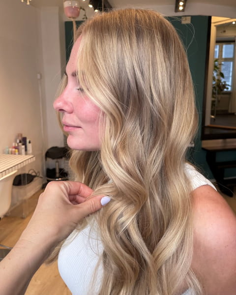 Blowdrying and styling of blonde, natural look